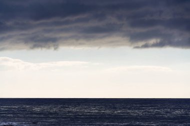 Deniz ve bulutlar arasında gökyüzü şeridi nde metin için büyük kopya alanı, yaz gününde gün doğumu