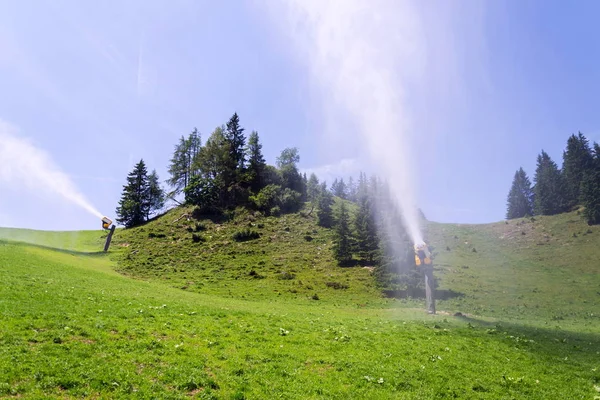 Machines Faire Neige Utilisées Pour Arroser Herbe Sur Pente Journée — Photo