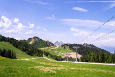 Alpler'de güzel Sonntagskogel Dağı yolu, Sankt Johann im Pongau ilçe, Salzburg federal devlet, Avusturya, güneşli yaz günü, berrak mavi gökyüzü, keşif wanderlust kavramı