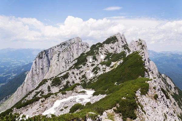Personas Irreconocibles Cima Montaña Grosser Donnerkogel Los Alpes Gosau Distrito — Foto de Stock