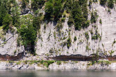 Gosau yakınlarındaki Vorderer Gosausee gölü üzerinde ferrata üzerinden Laserer alpin tırmanma tanınmayan insanlar, Avusturya, güneşli yaz günü