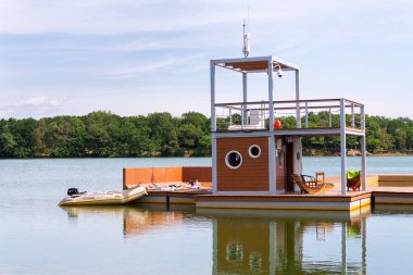 Chomutov, Çek Cumhuriyeti - 9 Ağustos 2019 Kamencove jezero'da güneşli yaz gününde yüzenler 9 Ağustos 2019'da Chomutov, Çek Cumhuriyeti.