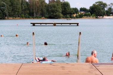 Chomutov, Çek Cumhuriyeti - 9 Ağustos 2019 Kamencove jezero'da güneşli yaz gününde yüzenler 9 Ağustos 2019'da Chomutov, Çek Cumhuriyeti.