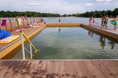 Chomutov, Çek Cumhuriyeti - 9 Ağustos 2019 Kamencove jezero'da güneşli yaz gününde yüzenler 9 Ağustos 2019'da Chomutov, Çek Cumhuriyeti.