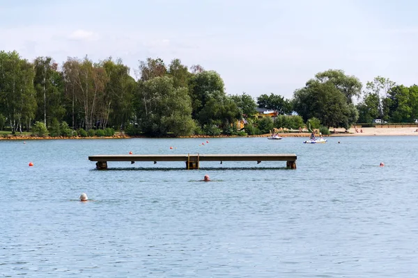 Chomutov República Checa Agosto 2019 Personas Nadando Kamencove Jezero Soleado —  Fotos de Stock