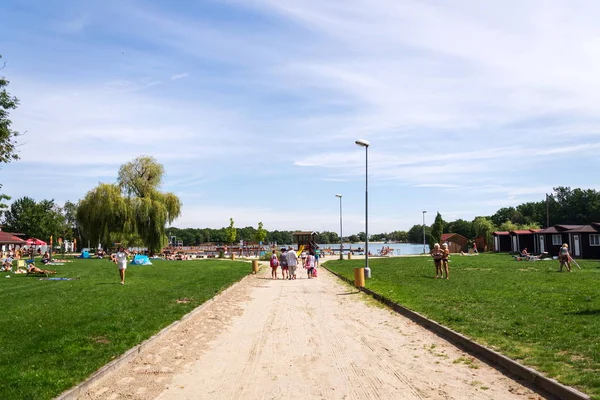 Chomutov, Çek Cumhuriyeti - 9 Ağustos 2019 Kamencove jezero'da güneşli yaz gününde yüzenler 9 Ağustos 2019'da Chomutov, Çek Cumhuriyeti.