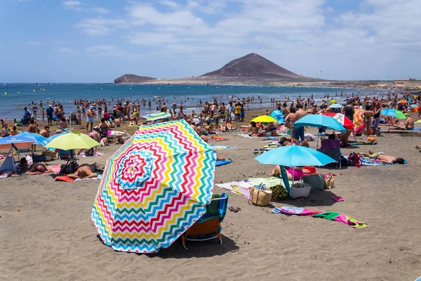 Medano Spain กรกฎาคม 2019 คนว ายน าและอาบแดดบนชายหาด Playa Medano ในว — ภาพถ่ายสต็อก