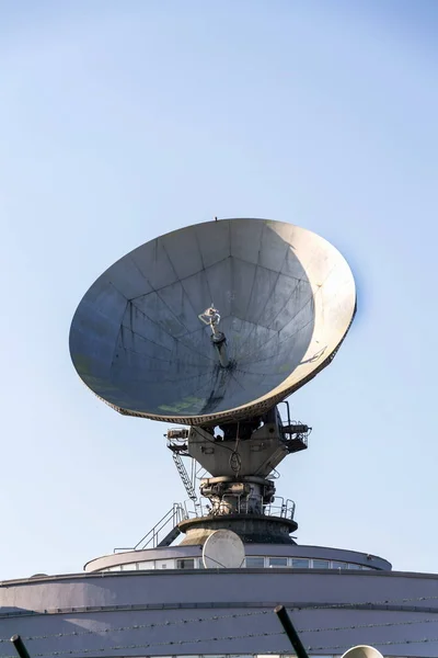 衛星リンクセンターのレーダーアンテナ 通信タワー 無線通信コンセプト 晴れた日の澄んだ青空 — ストック写真