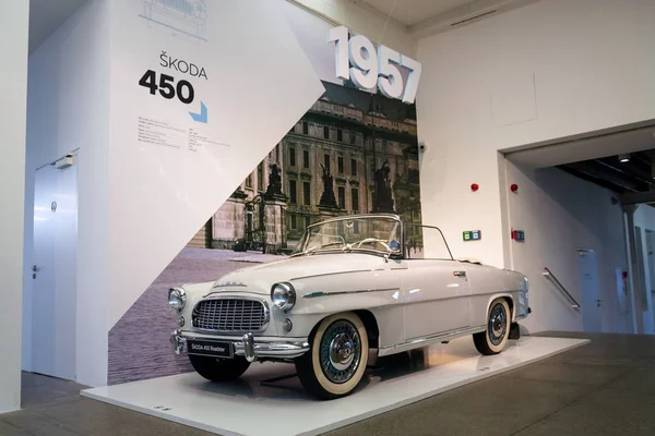 ムラダ ボレスラフ チェコ共和国 2019年8月16日 シュコダ450ロードスター白い車は 1957年から1959年8月16日にチェコのムラダ ボレスラフで生産されました ロイヤリティフリーのストック画像