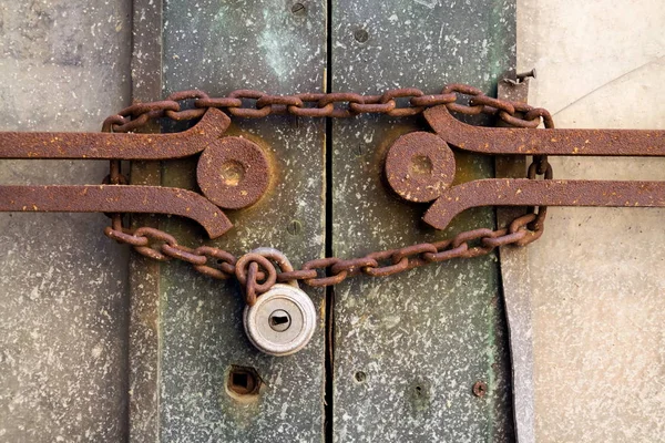 錆びたヴィンテージチェーンを持つ古い金属製の南京錠は 古いドア セキュリティコンセプトにハングアップ — ストック写真