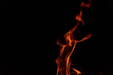 Kırmızı ve turuncu yangın alevler siyah arka plan, ürkütücü şekiller, büyük kopya alanı izole