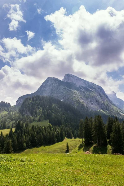 格罗瑟唐纳科格尔山在阿尔卑斯山 格蒙登区 上奥地利联邦州 阳光明媚的夏日 晴朗的蓝天 探索流浪者的概念 — 图库照片