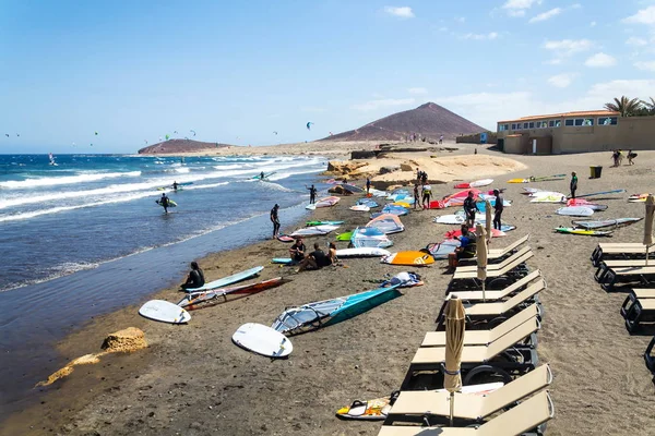 Medano Spanje Juli 2019 Mensen Surfen Kiten Windsurfen Het Strand — Stockfoto