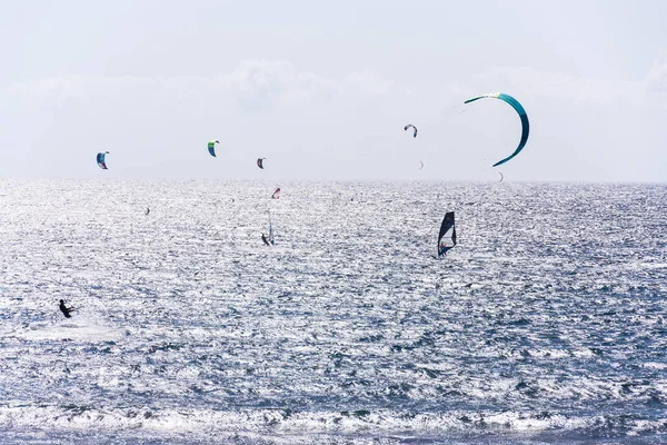 Medano Hiszpania Lipca 2019 Osoby Surfujące Kiting Windsurfing Plaży Playa — Zdjęcie stockowe