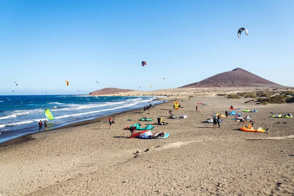 Medano Spanje Juli 2019 Mensen Surfen Kiten Windsurfen Het Strand — Stockfoto