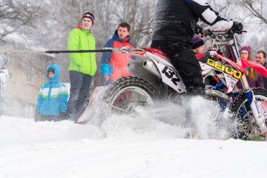Klasterec Nad Orlici, Çek Cumhuriyeti - 29 Ocak - Çek Cumhuriyeti 'nin Klasterec nad Orlici kentinde 29 Ocak 2017 tarihinde kar pistinde motosiklet kayakçıları.