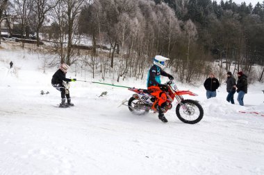 Klasterec Nad Orlici, Çek Cumhuriyeti - 29 Ocak - Çek Cumhuriyeti 'nin Klasterec nad Orlici kentinde 29 Ocak 2017 tarihinde kar pistinde motosiklet kayakçıları.