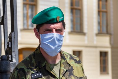 PRAGUE, CZECH REPUBLIC - 2 Haziran 2020: Çek Cumhuriyeti Prag Cumhuriyeti 'nin Prag kentinde 2 Haziran 2020 tarihinde Coronavirus covid-19 salgını sırasında Prag Kalesi' nin askerlerinin maskesi. 