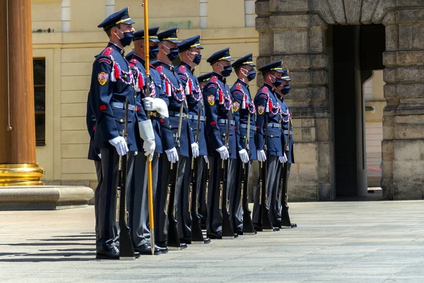 布拉格 2020年6月2日 在布拉格城堡前的士兵换防时戴口罩 捷克共和国布拉格于2020年6月2日爆发了一场大流行病 — 图库照片