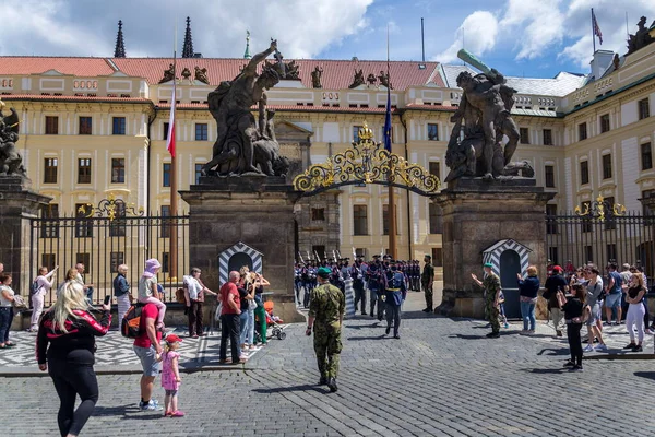 Praga República Checa Junio 2020 Máscaras Los Soldados Frente Castillo — Foto de Stock