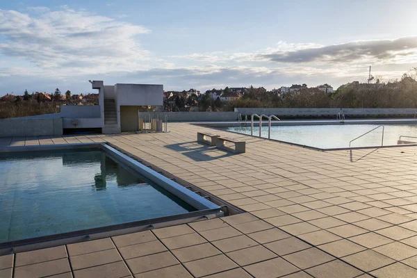 Duas Piscinas Exteriores Cheias Água Cristalina Durante Belo Pôr Sol — Fotografia de Stock