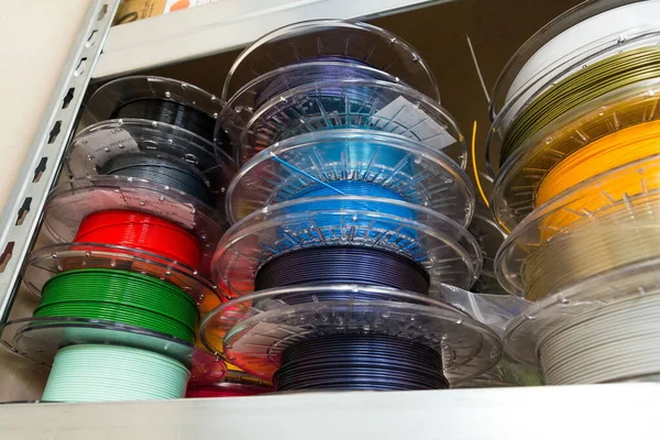 Stapelweise Druck Filament Verschiedenen Farben Auf Metallregal Liegend — Stockfoto