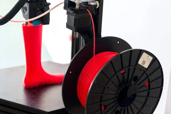 Tiskárna Tiskne Plastový Prototyp Poslední Boty Červeného Vlákna — Stock fotografie