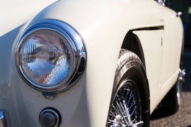 CZECH REPUBLIC - 9 Eylül 2020: Antika emektar araba Aston Martin DB Mark III, 9 Eylül 2020 'de Çek Cumhuriyeti' nin En Çok Otoyol 'unda Duruyor. 