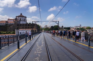 Porto, Portekiz 'de 12 Temmuz 2025' te Luiz Köprüsü 'nden geçen renkli metro vagonları..