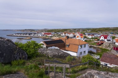 İsveç 'in Göteborg takımadasındaki sahil köyü ile arabasız Vrango adası silueti