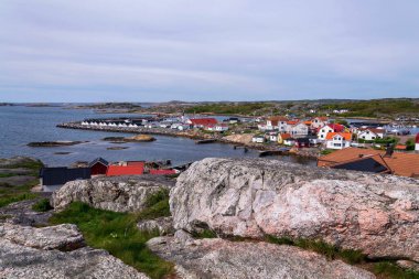İsveç 'in Göteborg takımadasındaki sahil köyü ile arabasız Vrango adası silueti