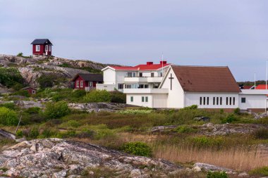 İsveç 'in Göteborg takımadasındaki sahil köyü ile arabasız Vrango adası silueti