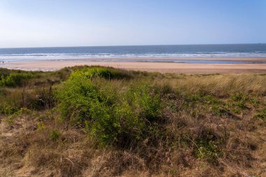 De Haan, Batı Flanders, Belçika, güneşli bir yaz günü sahil köyünde kumullar...