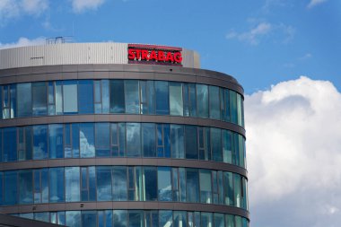 Strabag Avusturyalı inşaat şirketi logosu 29 Mayıs 2025 'te Prag, Çek Cumhuriyeti' nde genel merkez binasında.