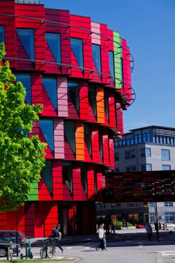 12 Mayıs 2025 'te İsveç' in Göteborg şehrinde Lindholmen şehrinde bulunan Chalmers Larandetorg, Kuggen Üniversitesi kütüphanesinin önündeki insanlar.