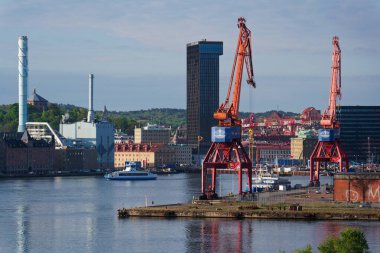 Vasttrafik feribotu Gota nehri Alvstaden devolopment şantiyesi Masthuggskajen 'deki Hotel Draken ile 12 Mayıs 2025 tarihinde İsveç' in Göteborg kentinde geçmektedir..