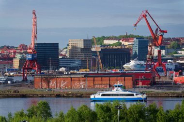 Vasttrafik feribotu 12 Mayıs 2025 'te İsveç' in Göteborg şehrinde Gota Nehri 'ni geçiyor..