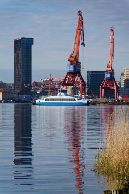 Vasttrafik feribotu Gota nehri Alvstaden devolopment şantiyesi Masthuggskajen 'deki Hotel Draken ile 12 Mayıs 2025 tarihinde İsveç' in Göteborg kentinde geçmektedir..