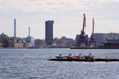10 Mayıs 2025 'te İsveç' in Göteborg şehrinde Draken Oteli ile Masthuggskajen 'deki Alvstaden şehrinin devolopment şantiyesine sahip bir nehir var..