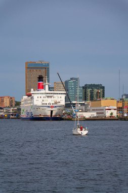 MS Stena Danica Cruiseferry by Stena Line 13 Mayıs 2025 tarihinde İsveç 'in Göteborg kentinde şehir merkezi limanında.