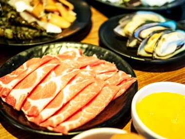 Masada üç yumurta sarısı domuz pastırması, sukiyaki shabu, açık büfe Japon yemekleri ev yapımı restorant yemekleri ve doğal sebzeli organik yemekler.