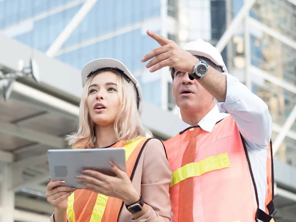 Foreman Ingenjör Och Affärskvinna Manager Ceo Glad Peka Finger Hand — Stockfoto