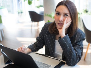 İş kadını CEO profesyonel işyeri şirketinde çalışıyor. Bilgisayarlı tablet başlat. Kadın gülümsemesi mutlu ve kameraya bakıyor. İzole edilmiş beyaz arka plan fotokopi alanı üzerinde rahatla.