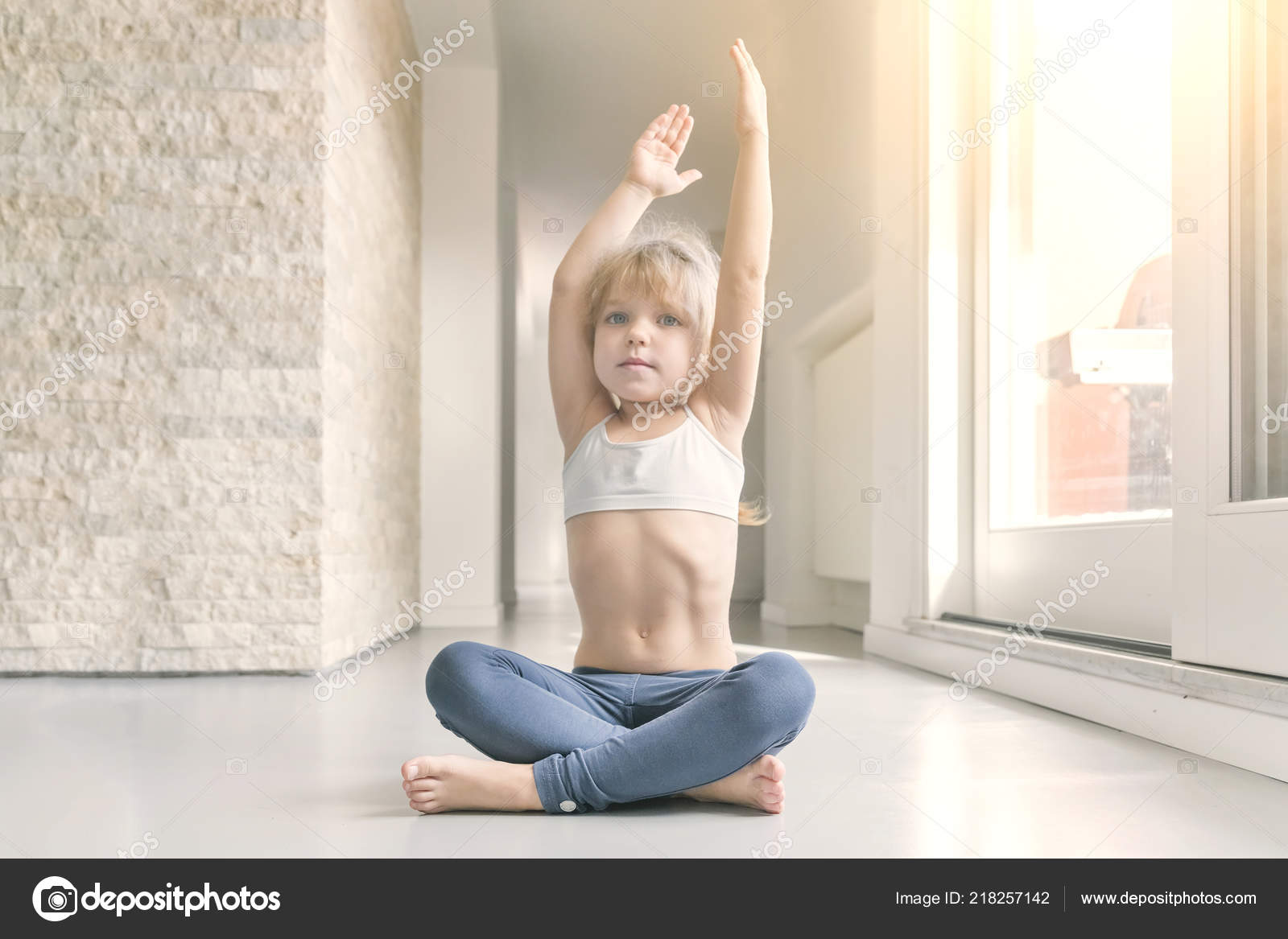 Menina Loira Topo Branco Leggings Azuis Fazendo Exercício Ioga Quarto —  Fotografias de Stock © watman #218257142