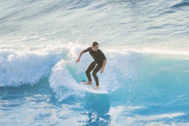 Bogliasco, İtalya, 6 Ekim 2017: Sörfçü bir dalga sürme beyaz bir sörf tahtası üzerinde