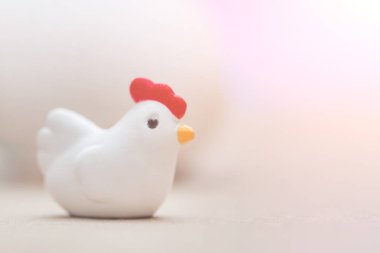 Kırmızı bir cockscomb küçük oyuncak beyaz tavuk kopyalama alanı