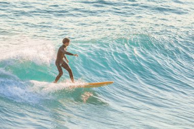 Bogliasco, İtalya, 6 Ekim 2017: Sörfçü bir dalga sürme sarı sörf tahtası üzerinde