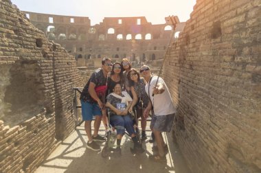 Roma, İtalya, 21 Ekim 2017: Coliseum bir monopod kullanarak selfies yapıyor turist bir grup