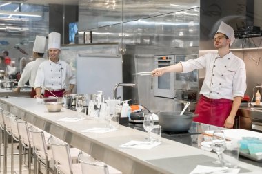 Firenze, İtalya, 12 Ekim 2017: Aşçılar mutfak Restoran