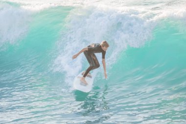 Bogliasco, İtalya, 6 Ekim 2017: sörfçü bir dalga sürme